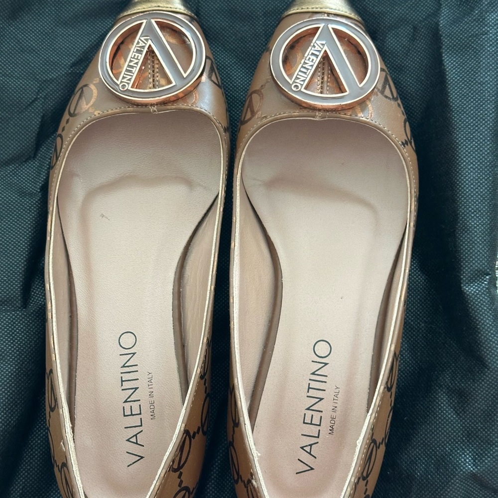 Size 8 flat Valentino shoes. Only worn twice. In very good condition. Flats.